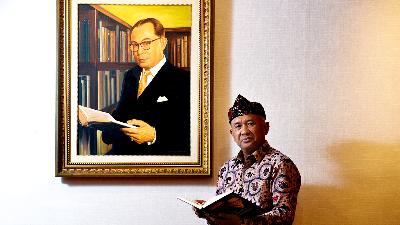 Cooperatives and Small and Medium Enterprises Minister Teten Masduki poses in front of a photo of Mohammad Hatta who is hailed as Indonesian cooperatives pioneer, at his office in Jakarta, February 1. 
Tempo/Tony Hartawan
