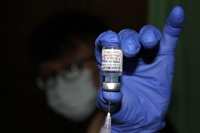 Petugas menyiapkan vaksin COVID-19 penguat kedua di Rumah Sakit Haji Medan, Sumatera Utara, 30 Januari 2023. ANTARA/Yudi
