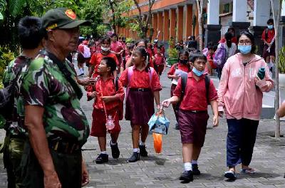 Petugas Linmas menjaga sekolah saat jam pulang sekolah dalam sosialisasi soal antisipasi penculikan anak di SD 3 Legian, Badung, Bali, 7 Februari 2023. ANTARA/Fikri Yusuf