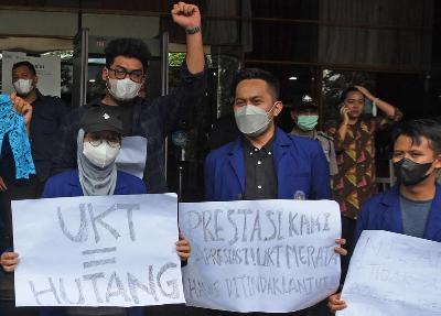Dua mahasiswa Universitas Negeri Yogyakarta (UNY) menggelar aksi unjuk rasa menuntut Mendikbudristek Nadiem Makarim untuk menuntaskan polemik sistem Uang Kuliah Tunggal (UKT) di depan Gedung Kemendikbudristek, Jakarta, 20 Februari 2023. ANTARA/Indrianto Eko Suwarso