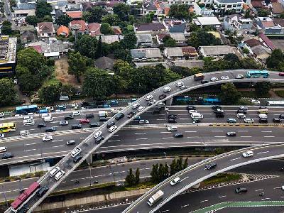 Kepadatan kendaraan memasuki tol dalam kota di kawasan Tomang, Jakarta, 7 Februari 2023. Tempo/Tony Hartawan
