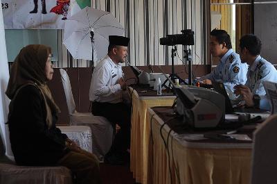 Petugas Kantor Imigrasi Kelas I Semarang melayani pembuatan paspor calon jamaah haji di Salatiga, Jawa Tengah, 13 Februari 2022. ANTARA/Aloysius Jarot Nugroho