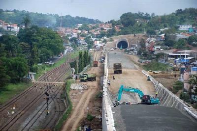 Proyek pembangunan jalur kereta cepat Jakarta Bandung di sisi kanan area Stasiun Padalarang, Kabupaten Bandung Barat, Jawa Barat, 2021. TEMPO/Prima Mulia