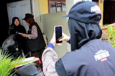 Petugas Pemutakhiran Data Pemilih (Pantarlih) mendata warga di Desa Ujong Baroh, Kecamatan Johan Pahlawan, Aceh Barat, Aceh, 13 Februari 2023. ANTARA/Syifa Yulinnas