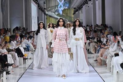 Parade busana koleksi Benang Jarum, salah satu brand desain dalam fashion show Garis Poetih Ivan Gunawan di Ciputra Art Preneur, Jakarta. Dok Tim Ivan Gunawan