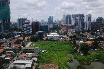 Lahan kosong dan permukiman padat penduduk dengan latar gedung-gedung bertingkat di Kuningan, Jakarta. Dok Tempo/Wisnu Agung Prasetyo
