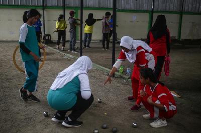 Pelajar mengikuti Kejuaraan Petanque di Universitas Negeri Jakarta, 12 Februari 2023. TEMPO / Hilman Fathurrahman W