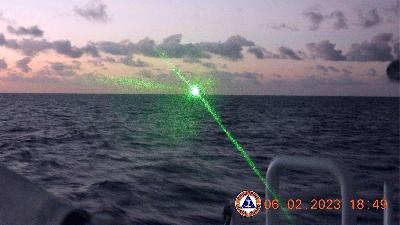 Penampakan laser yang ditembakan kapal Cina terhadap kapal patroli Filipina di Sierr Madre, Filipina, 6 Februari 2023/Philippine Coast Guard