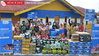 Penyerahan bantuan berupa paket logistik kepada 610 kepala keluarga korban gempa bumi Cianjur.