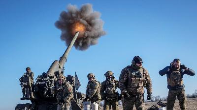 Prajurit Ukraina menembakkan senjata self-propelled 2S7 Pion ke posisi Rusia, di garis depan dekat Bakhmut, Donetsk, Ukraina 24 Januari 2023/REUTERS/Oleksandr Ratushniak