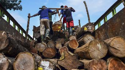 Pekerja mengangkut kayu gelondongan di Tempat Penimbunan Kayu Banjar Perum Perhutani Kesatuan Pemangkuan Hutan Ciamis, Kota Banjar, Jawa Barat, Juli 2020/ANTARA/Adeng Bustomi