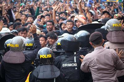Personel Sat-Brimob Polda Jateng berupaya menghalau sejumlah orang yang memaksa masuk ke area Stadion Jatidiri Semarang, Jawa Tengah, 17 Februari 2023. ANTARA FOTO/HO-Brimob Polda Jateng