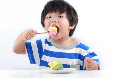 Ilustrasi seorang anak mengonsumsi makanan manis. Shutterstock