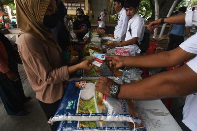 Petugas melayani warga yang terdaftar dalam Program Keluarga Harapan untuk berbelanja pada gelaran pasar murah di Palu, Sulawesi Tengah, 30 Januari 2023. ANTARA/Mohamad Hamzah