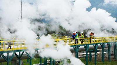 A geothermal well in Lahendong, Tomohon, North Sulawesi, in January. Pertamina Geothermal Energy (PGE) will release 10.35 billion shares to the public, or 25 percent of the issued and paid-up capital, at Rp875 per share in its initial public offering (IPO) in February 20-22. 
ANTARA/Olha Mulalinda
