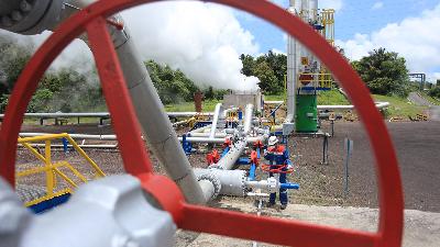 A technician checks Pertamina Geothermal Energy’s steam pipelines and valves in the Lahendong geothermal well area, Tomohon, North Sulawesi, April 25, 2022. 
ANTARA/Reno Esnir/File Photo
