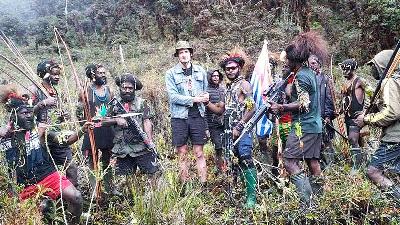 A photo released by the West Papua National Liberation Army (TPNPB), the militant wing of separatist Free Papua Movemen (OPM), shows Phillip Mark Mehrtens shaking hands with Egianus Kogeya in Nduga, Papua, February 13. 
National Command of TPNPB-OPM Doc.
