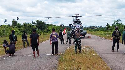 A helicopter, with military and police personnel on board, lands in Kenyam District, Ndunga Regency, Papua, February 8, in an operation to free hostages held by an armed separatist group led by Egianus Kagoye. 
ANTARA/Handout/Cendrawasih military base information center
