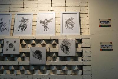 Lukisan kanvas tokoh-tokoh komik karya Sweta Kartika di Nakara Book, Cafe,& Learning Space di Bandung, Jawa Barat, 20 Februari 2023. TEMPO/Prima mulia