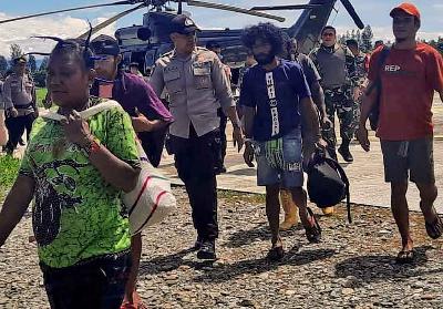 Satgas Operasi Damai Cartenz mengevakuasi sejumlah warga Kampung Alama Nduga, Nduga, Papua Pegunungan di Bandara Timika, Papua Tengah, Papua, 20 Februari 2023. ANTARA/HO-Humas Ops Damai Cartenz