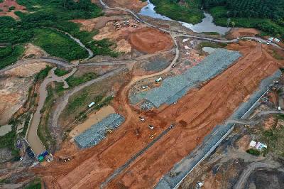 Pembangunan Bendungan Sepaku Semoi, di Kabupaten Penajam Paser Utara, Kalimantan Timur, 21 Februari 2023. ANTARA FOTO/Indrianto Eko Suwarso/nym.