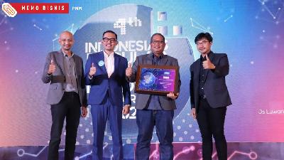 PNM Director of Operations Sunar Basuki (second to the right) accepted an award for the company at the Indonesia Top Digital Innovation Award 2023 which was held at the JS Luwansa Hotel, South Jakarta, Friday, February 17, 2023.