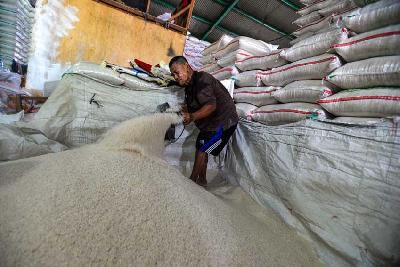 Bongkar muat beras di Pasar Induk Beras Cipinang, Jakarta, 22 Februari 2023. Tempo/Tony Hartawan