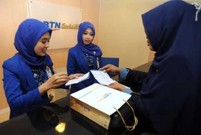Petugas melayani nasabah di kantor BTN Syariah, Makassar. ANTARA/Audy Alwi