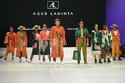 Peragaan busana rancangan dari desainer Agus Lahinta dengan tema oduolo sebagai identitas khas Gorontalo dalam Indonesia Fashion Week (IFW) 2023 di JCC Senayan, Jakarta. 22 Februari 2023. TEMPO/ Febri Angga Palguna