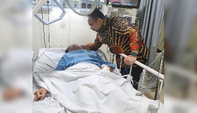 Menteri Yaqut Cholil Qoumas menjenguk korban penganiayaan di RS Mayapada, Jakarta, 23 Februari 2023. IG @gusyaqut