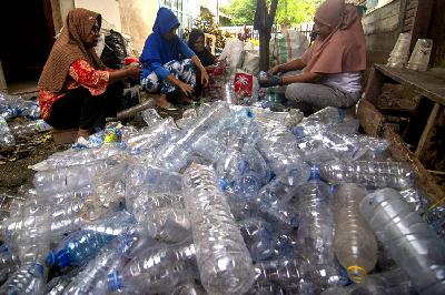 Memilah sampah plastik berdasarkan jenisnya di Palu, Sulawesi Tengah, 3 Februari 2023. ANTARA/Basri Marzuki