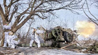 Prajurit Ukraina menembakkan senjata artileri Howitzer D-30 ke arah pasukan Rusia, dekat kota Bakhmut, Donetsk, Ukraina, 24 Februari 2023/REUTERS/Marko Djurica