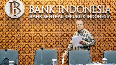 Gubernur Bank Indonesia Perry Warjiyo saat akan menyampaikan keterangan pers di Kantor Pusat BI, Jakarta, 19 Januari 2023. Antara/Sigid Kurniawan