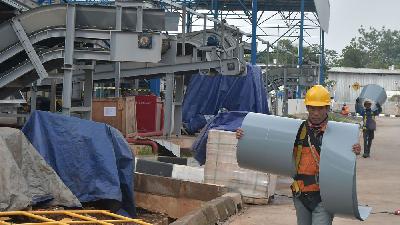 Pekerja menyelesaikan proses pemasangan mesin untuk pengolahan sampah Landfill Mining dan RDF (Refuse Derived Fuel) Plant di Tempat Pembuangan Sampah Terpadu Bantargebang, Bekasi, Jawa Barat, 2 Januari 2023/Antara/Fakhri Hermansyah