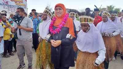 Gubernur Jawa Timur Khofifah Indar Parawansa disambut siswa SMP saat berkunjung ke Kampung Maibo, Sorong, Papua Barat Daya, 26 Januari 2023. Antara/Olha Mulalinda