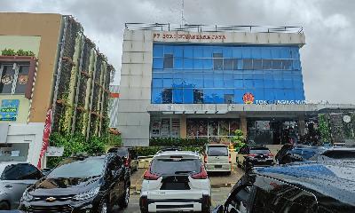 Toko Daging Nusantara, yang merupakan salah satu unit usaha PT Suri Nusantara Jaya, di Jalan Raya Kranggan, Bekasi, Jawa Barat, 22 Februari 2023. Tempo/Erwan Hermawan