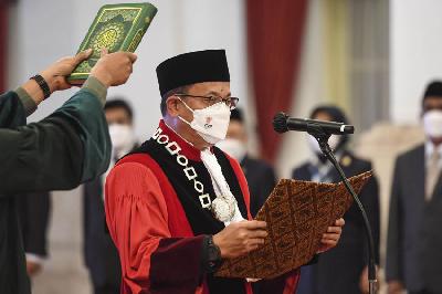 Hakim Konstitusi Guntur Hamzah membacakan sumpah dan janji sebagai hakim konstitusi di Istana Negara, Jakarta, 23 November 2023. ANTARA/Hafidz Mubarak A