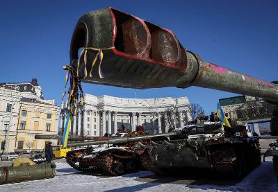 Sejumlah bangkai tank Rusia di pusat kota Kiev, Ukraina, 8 Februari 2023. REUTERS/Gleb Garanich