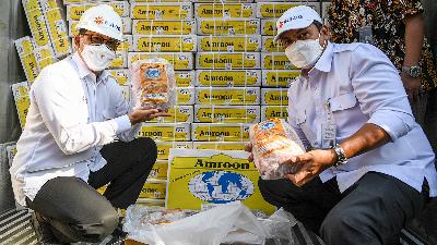State Logistics Agency (Bulog) CEO Budi Waseso (left) and Supply Chain and Public Services (SCPP) Director Mokhamad Suyamto show packages of imported buffalo meat from India at the Mustika Alam Lestari Terminal, Tanjung Priok, North Jakarta, April 14, 2022. 
ANTARA/M Risyal Hidayat/File Photo
