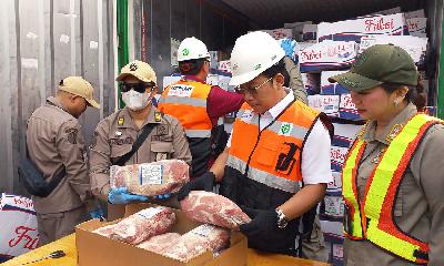 National Food Agency (BPN) Chairman Arief Prasetyo Adi checks imported frozen beef arriving from Brazil at Tanjung Priok Port, Jakarta, December 16, 2021. 
Tempo/Aisha Shaidra/File Photo

