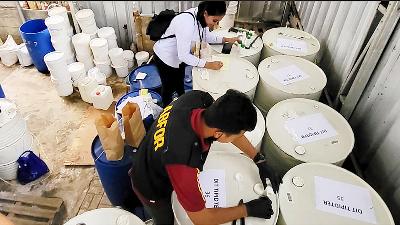 Officers of the National Police Criminal Investigation Department (Bareskrim) examine Samudra Chemical’s warehouse. 
Tempo/Special
