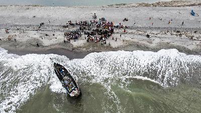 A boat carrying Rohingya Muslims is stranded at the Lampanah Beach, Aceh, February 16. 
REUTERS/Hidayatullah Tajuddin 
