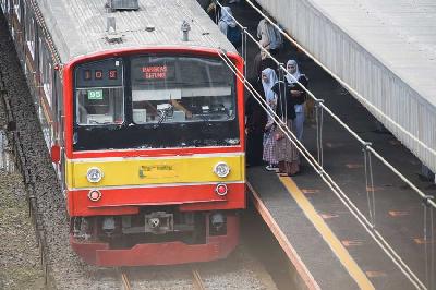 Penumpang saat menaiki KRL Commuter Line di Stasiun Rawa Buntu, Tangerang Selatan, Banten, 2 Januari 2023. TEMPO/M Taufan Rengganis