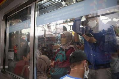Penumpang KRL Commuter Line menunggu keberangkatan di Stasiun Manggarai, Jakarta, 13 Mei 2022. Tempo/Hilman Fathurrahman W