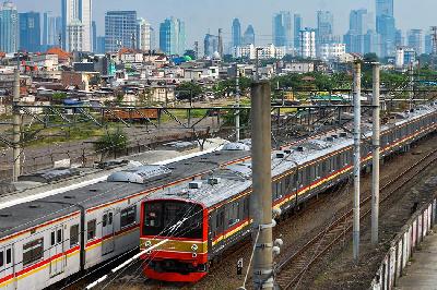 Kereta rel listrik (KRL) commuter line melintas di kawasan Tanah Abang, Jakarta. TEMPO/Tony Hartawan