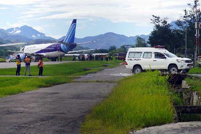 Satu ambulans berjalan setelah mengantar jenazah korban kerusuhan massa ke pesawat untuk diantar ke kampung halamannya dari Bandara Wamena di Wamena, Papua, 24 Februari 2023. ANTARA/Iwan Adisaputra