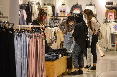 Pelanggan mencoba pakaian di Mall Kota Kasablanka, Jakarta. TEMPO/Tony Hartawan