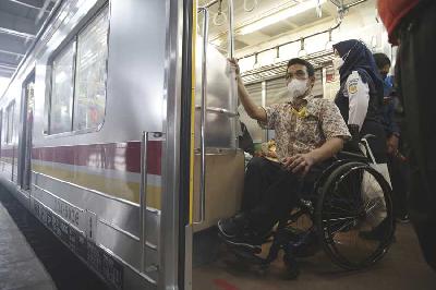 Warga penyandang disabilitas mencoba fasilitas untuk disabilitas di Stasiun Jatinegara, Jakarta. Dok Tempo/Muhammad Hidayat