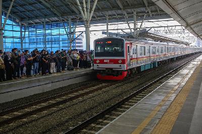 Calon penumpang menunggu kereta rel listrik commuter line di Stasiun Manggarai, Jakarta, 1 Maret 2023. TEMPO / Hilman Fathurrahman W