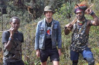 Foto yang dirilis Komando Nasional TPNPB OPM, menunjukan Phillip Mark Mehrtens (tengah) di Nduga, 14 Februari 2023. Dok. Komando Nasional TPNPB-OPM